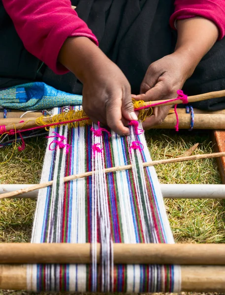 Hands that sew typical costumes in Amantani on the Titicaca lake — Stock Photo, Image