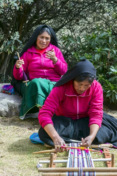 TAQUILE ISLAND, LAKE TITICACA, PERÚ - 04 de septiembre de 2019 - Una mujer nativa de Taquile Island demuestra cómo tejen las mujeres. En la isla Taquile, los hombres tejen y las mujeres tejen . — Foto de Stock