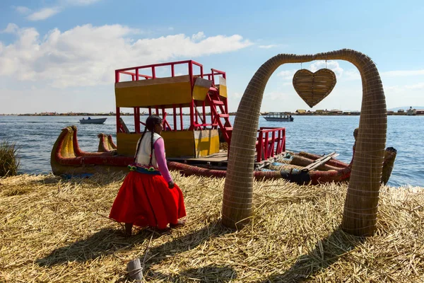 Vista de las islas flotantes de Uros con barcos típicos, Puno, Perú — Foto de Stock