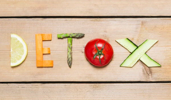 木の背景に野菜で作られた単語デトックス — ストック写真