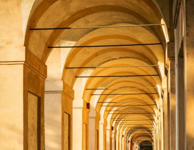 Portico di San Luca, Bologna, İtalya: Madonna di San Luca 'nın Mabedi' ni kente bağlayan veranda, 666 kemerden oluşan uzun (3,5 km) anıtsal çatı atari salonu