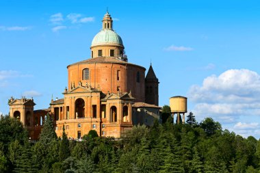 Bologna, Emilia Romagna, İtalya: Madonna di San Luca antik mabedi, tepedeki eski kilise.
