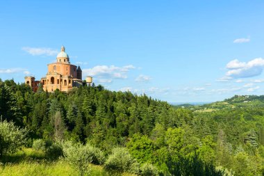 Bologna, Emilia Romagna, İtalya: Madonna di San Luca antik mabedi, tepedeki eski kilise.