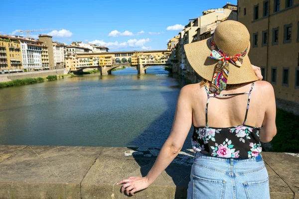 Hermosa Joven Turista Con Vestido Floral Sombrero Grande Caminando Puente — Foto de Stock