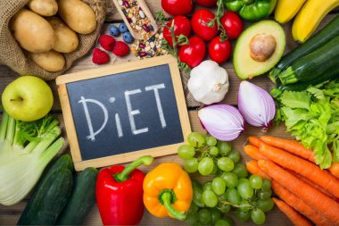 Tahta Masanın Üzerinde Farklı Organik Sebzelerle Siyah Tebeşir Kurulu.