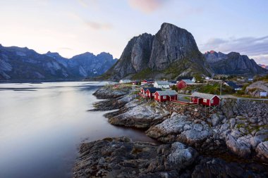 Lofoten Adaları, Norveç 'teki Hamnoy balıkçı köyünün ünlü turistik merkezi.