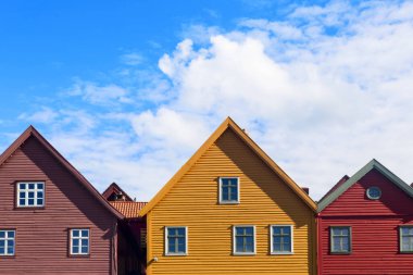 Bergen, Norveç. Norveç, Bergen 'deki Bryggen-Hanseatic rıhtımındaki tarihi binaların manzarası. UNESCO Dünya Mirası Alanı
