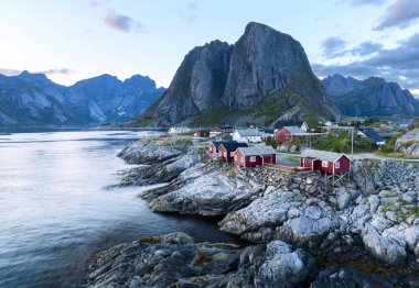 Lofoten Adaları, Norveç 'teki Hamnoy balıkçı köyünün ünlü turistik merkezi.