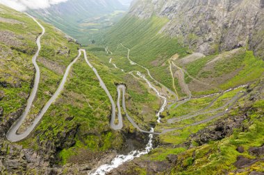 Trol stijeni ya da Trol Yolu günbatımında yılanımsı bir dağ yoludur. Norveç 'te Rauma Belediyesi
