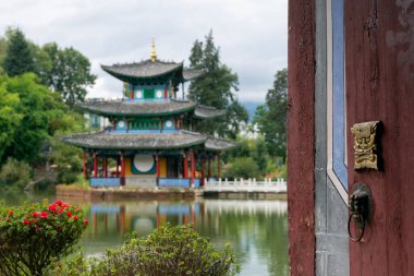 Lijiang, Yunnan 'daki Heilongtan Park' ın güzel sabah manzarası