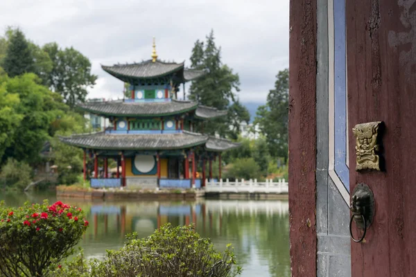 Lijiang, Yunnan 'daki Heilongtan Park' ın güzel sabah manzarası