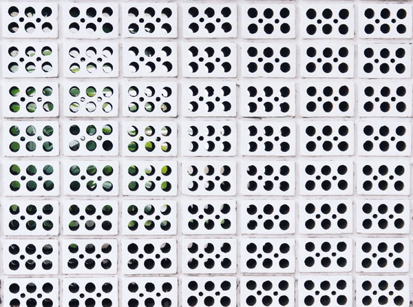 Beyaz grunge duvara delik dokulu arka plan ile