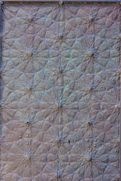 Tipik eski arabesk karmaşık oyulmuş pirinç kapı İslam tasarımı ile