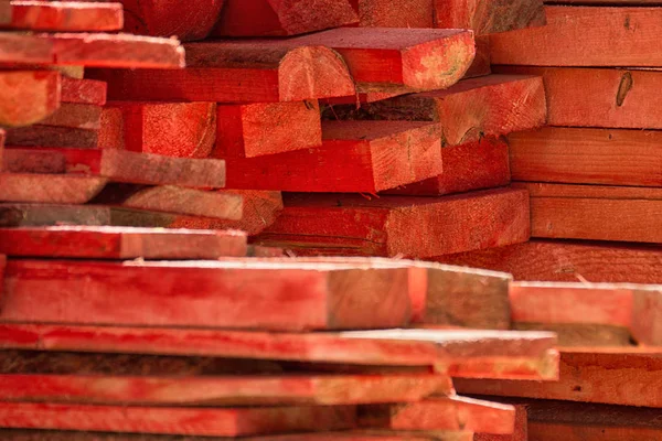 Kırmızı ahşap çubuk yığılmış yığın avluda boyalıdır. Besin maddeler ve içecekler