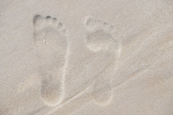 Sahilde kum ayak izleri
