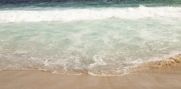 Güzel tropikal plaj beyaz kum düşman arka plan ile