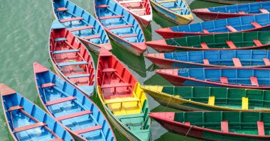 Fewa göl kenarında Dock Pokhara, Nepal, arka planda renkli ahşap tekneler 