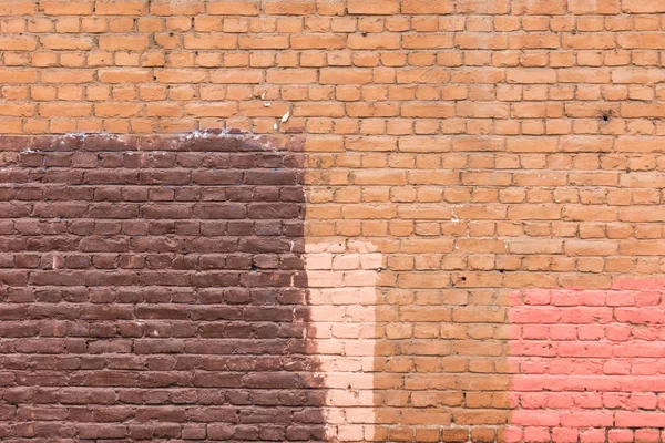 Farklı renklerde boyanmış eski tuğla duvar