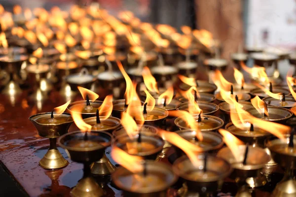 Petrol lambaları stupa Boudhanath, Katmandu, Nepal yakınındaki dua
