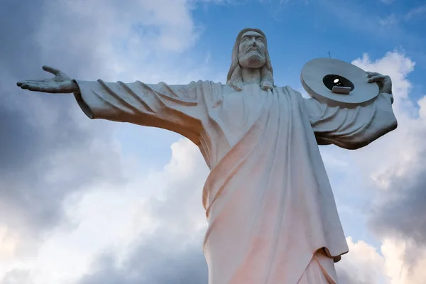 Balneario Camboriu, Brezilya - 2 Kasım 2017: Cristo Luz heykeli mavi gökyüzü arka plan ile