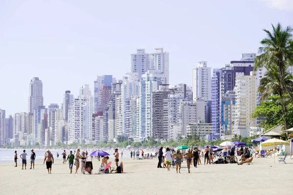 Brezilya, Balneario Camboriu, 02.11.2017: Arka planda skycrapers güzel plaj manzarası