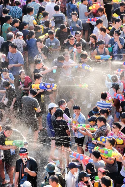 15 Nisan 2017, Tayland, Thailand, Bangkok: Songkran Festivali, kalabalıkta su dökme hun sahip insanlar