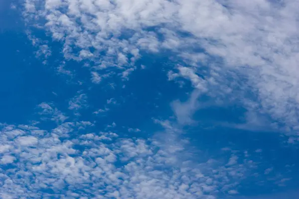 Beyaz bulutlar doku ile mavi gökyüzü
