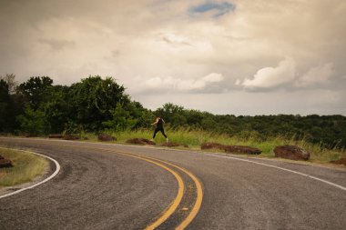 Kadın modeli kayalara zıplama 
