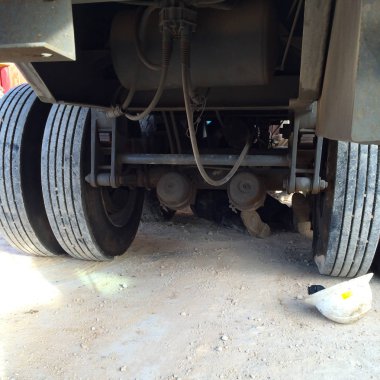 18 Wheeler kamyon altında adam