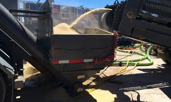 Sand Mischbehälter Auf Frac Streuung Geladen — Stockfoto