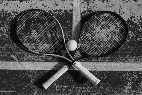 Raquetas Tenis Cruzadas Una Cancha Tenis — Foto de Stock