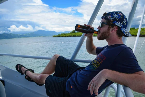 Teknede bir bira içme adam