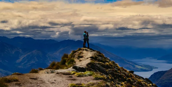 Pareja Besándose Cima Una Montaña Roys Peak — Foto de Stock