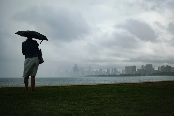 Vrouw Met Paraplu Regen Wind — Stockfoto