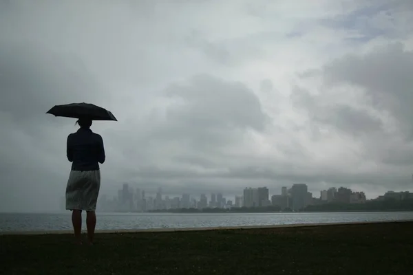 Vrouw Met Paraplu Regen Wind — Stockfoto