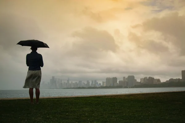 Vrouw Met Paraplu Regen Wind — Stockfoto