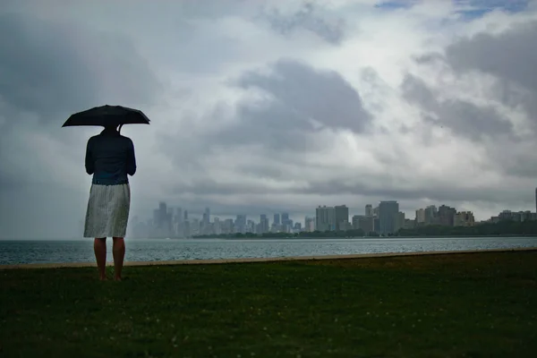 Vrouw Met Paraplu Regen Wind — Stockfoto