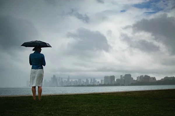 Vrouw Met Paraplu Regen Wind — Stockfoto