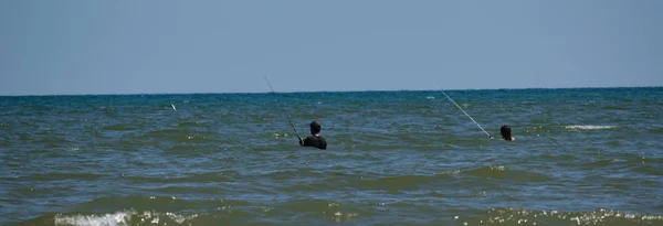 Gente Wade Pesca Con Salto Pescado — Foto de Stock