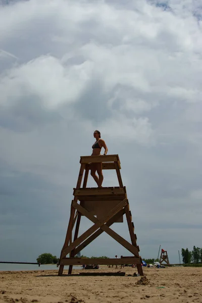 Vrouw Klimmen Life Guard Toren Het Strand — Stockfoto