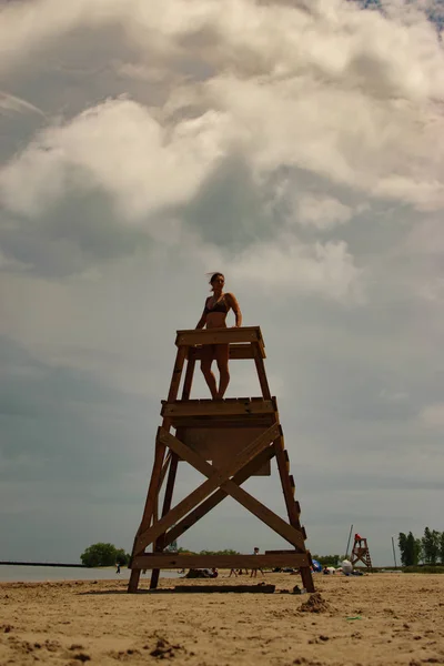 Vrouw Klimmen Life Guard Toren Het Strand — Stockfoto