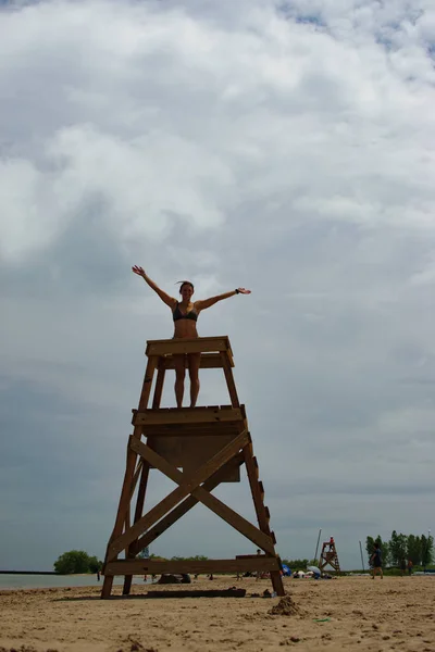 Vrouw Klimmen Life Guard Toren Het Strand — Stockfoto