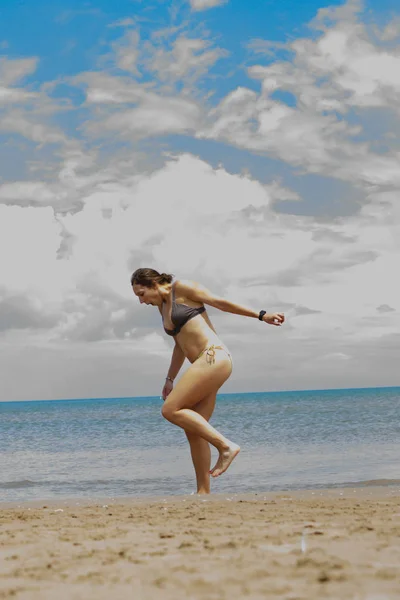 Női Modell Strandon Hogy Néz Óceánra — Stock Fotó