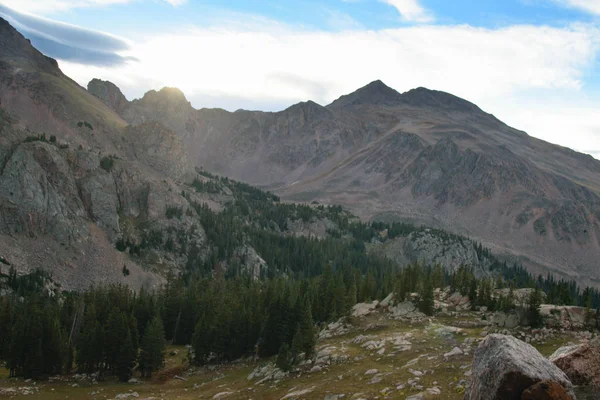 전경에 바위와 콜로라도 산맥을 — 스톡 사진