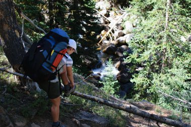 Önyükleme üzerinde ağaç kütüğü Hiking ipe erkek