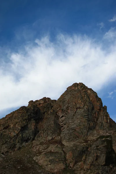 Pico Montanha Rochosa Com Céu Nublado — Fotografia de Stock