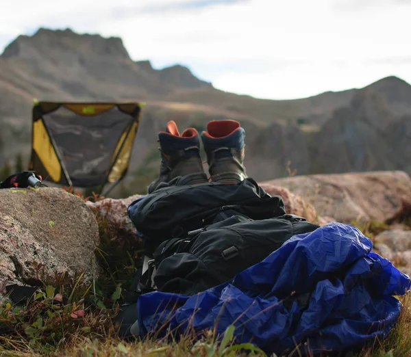 バックパックと山の上のブーツ — ストック写真