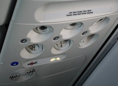 Havalandırma yok sigara ve emniyet kemeri işareti ile ticari bir uçak