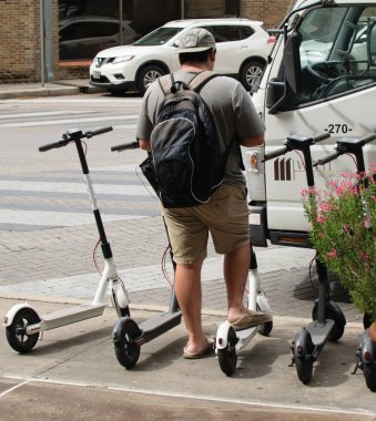 Kaldırımda dockless elektrikli scooter