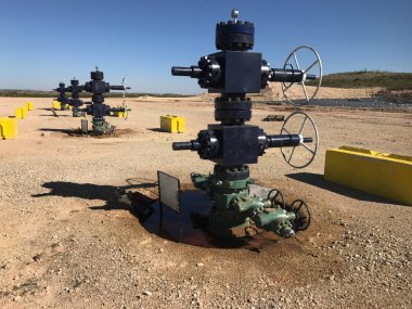 Petrol Wellheads üst üste
